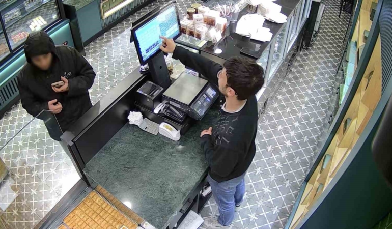 Bayrampaşa’da önce tatlı yedi, sonra hesabı ödemeden giderken iş yeri sahibini tehdit etti