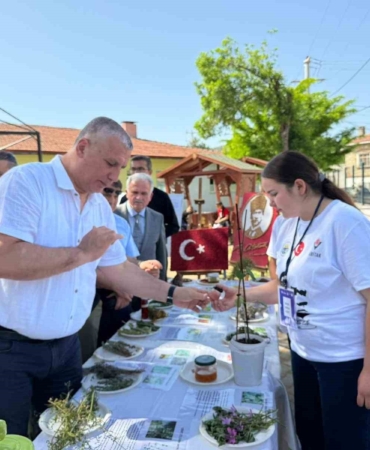 Burhaniye’de iki okulun ortak Bilim Fuarı açıldı