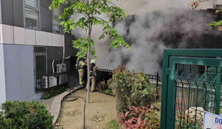 Kağıthane’de metruk binada başlayan yangın yanındaki binaya sirayet etti: 1 yaralı