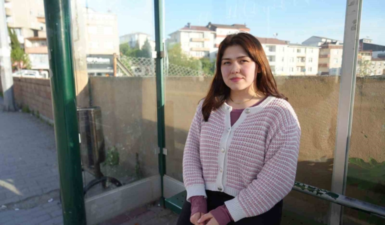 Genç kadın durakta tacizciyi saniye saniye kaydetti: "Ben hovardayım, hovarda"