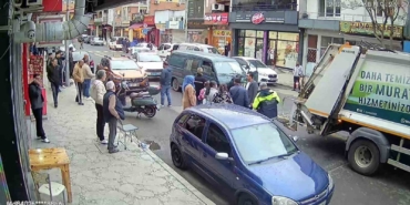 Çöp toplama kamyonuna çarpan hafif ticari araç işçiyi yaraladı: Kaza anı kamerada