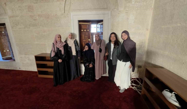 Memleketlerinden kilometrelerce uzakta Selimiye Camii’nde bayramlaşma coşkusu