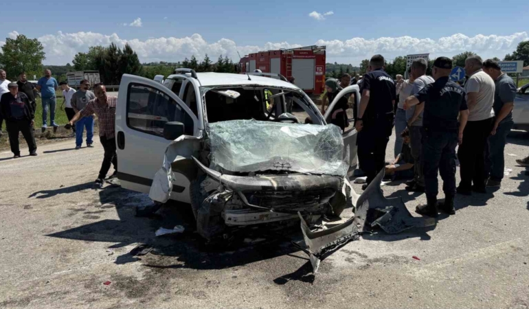 Sakarya’da araçların çarpıştığı kazada 3’ü çocuk 7 kişi yaralandı