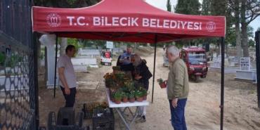 Kurban Bayramı’nın birinci gününde mezarlıklarda çiçek dağıtıldı