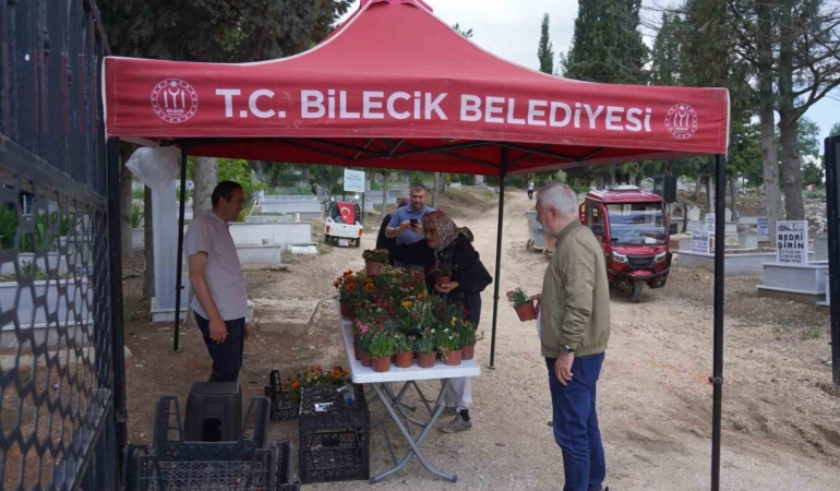 Kurban Bayramı’nın birinci gününde mezarlıklarda çiçek dağıtıldı