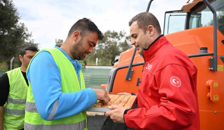 Büyükşehir yaz kış demeden yol çalışmalarına devam ediyor