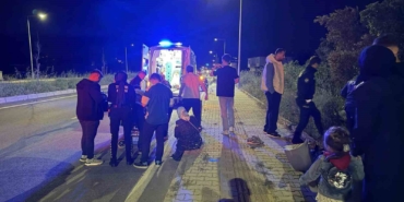 Direksiyon hakimiyetini kaybetti, tarlaya uçtu: 4 yaralı