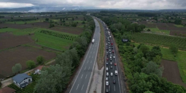 Bayram tatilinin ilk sabahında Sakarya geçişinde trafik durma noktasına geldi