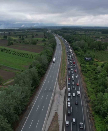 Bayram tatilinin ilk sabahında Sakarya geçişinde trafik durma noktasına geldi