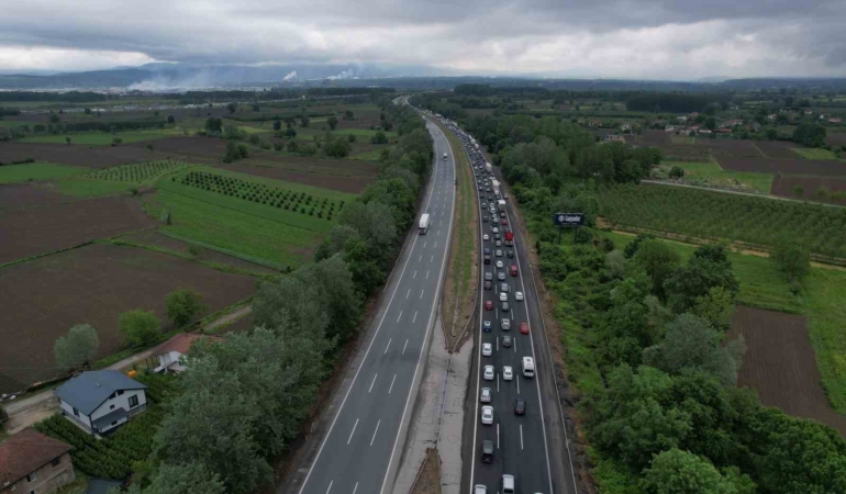 Bayram tatilinin ilk sabahında Sakarya geçişinde trafik durma noktasına geldi