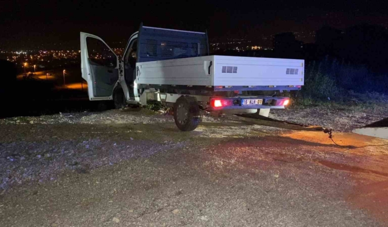 Direksiyon hakimiyetini kaybeden sürücü şarampole uçtu
