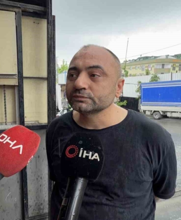Başakşehir’de tır iki otomobilin üzerine devrildi: 1 yaralı