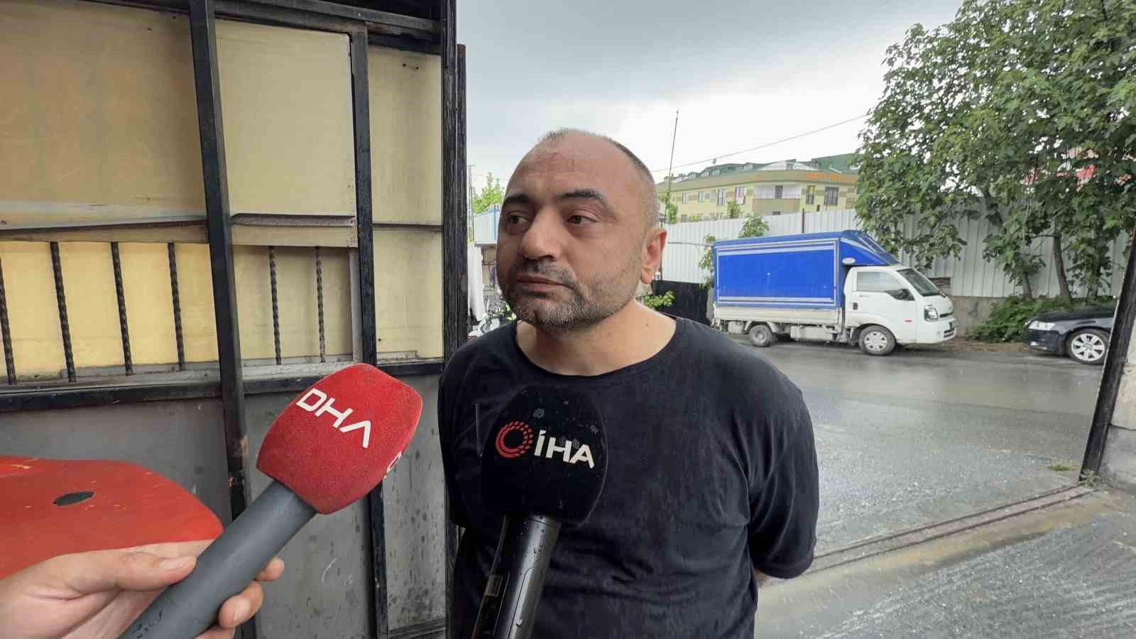 Başakşehir’de tır iki otomobilin üzerine devrildi: 1 yaralı