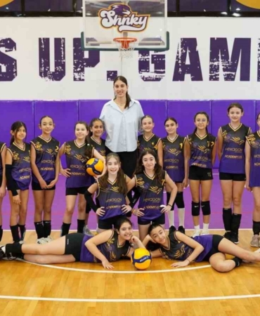 Milli voleybolcu Kübra Akman’a öğrencilerden sevgi seli