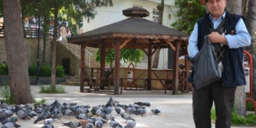 Bu bayramda eşini dostunu bıraktı, beslediği kuşlara koştu
