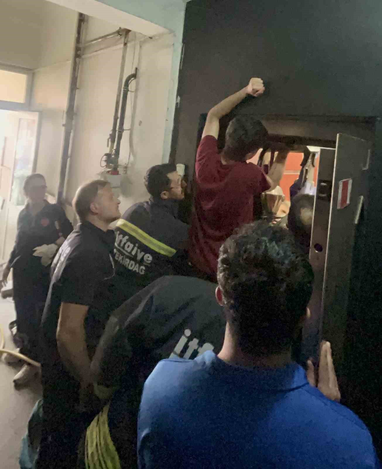 İtfaiye erlerinin en zor anı: Gözyaşları içinde haykıran gencin sıkışan kolunu sağ salim kurtardılar