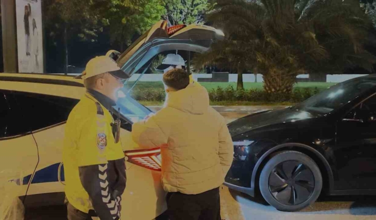 Kadıköy’de drift şovu yapan sürücüler yakalandı