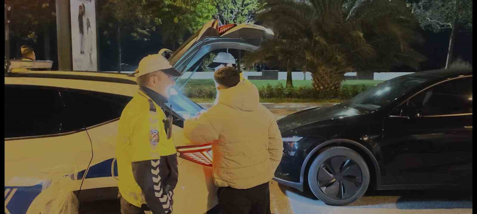 Kadıköy’de drift şovu yapan sürücüler yakalandı