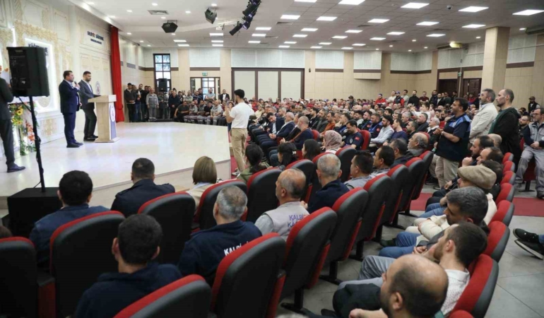 Başkan Öztekin personelle bayram sevincini paylaştı