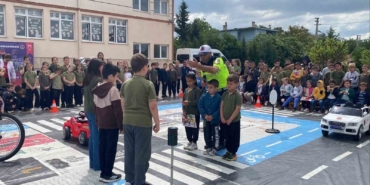 Minik öğrencilere jandarmadan uygulamalı trafik eğitimi