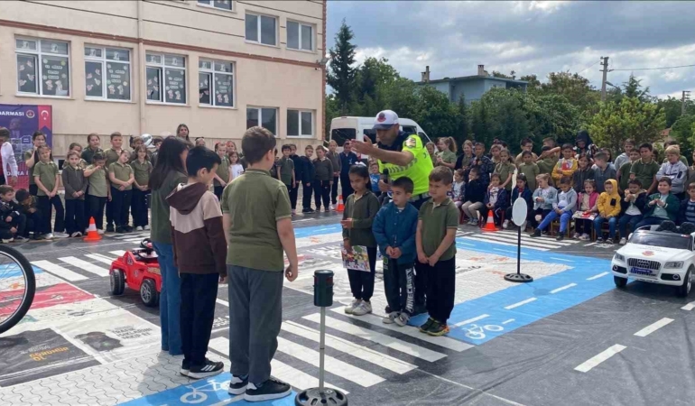 Minik öğrencilere jandarmadan uygulamalı trafik eğitimi