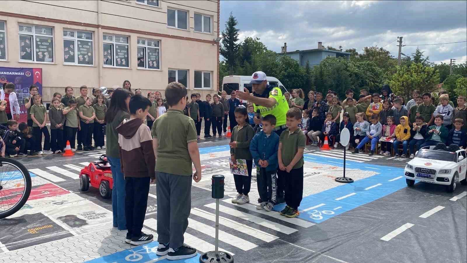 Minik öğrencilere jandarmadan uygulamalı trafik eğitimi