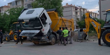 Edirne’de yüklü hafriyat kamyonu damperini kaldırınca devrildi