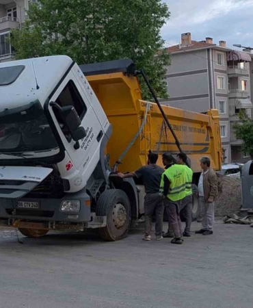 Edirne’de yüklü hafriyat kamyonu damperini kaldırınca devrildi