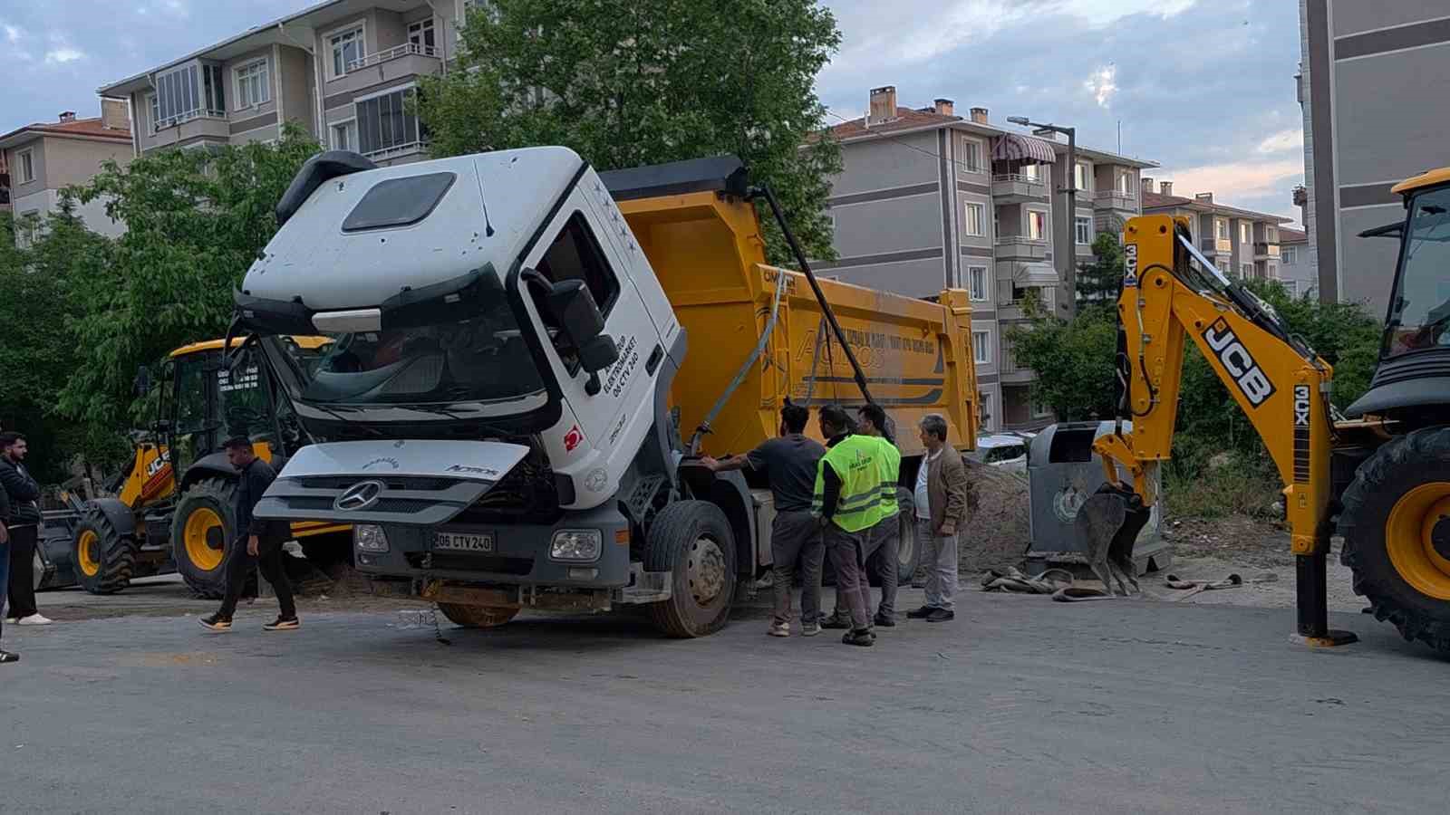 Edirne’de yüklü hafriyat kamyonu damperini kaldırınca devrildi