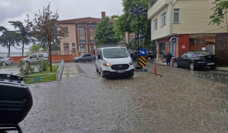 Tekirdağ’da şiddetli yağış yolları dereye çevirdi