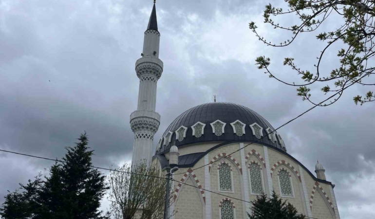 Arnavutköy’de rüzgarın etkisiyle caminin minaresi sallandı, iki bina tahliye edildi
