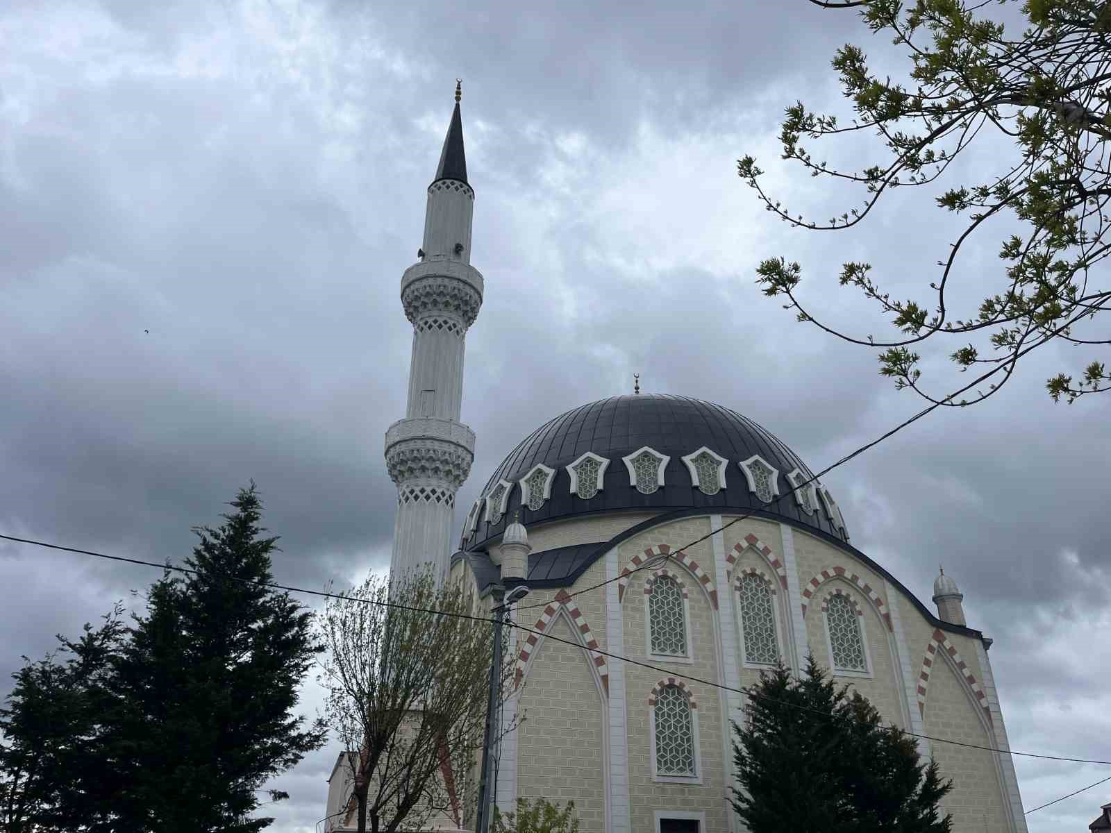 Arnavutköy’de rüzgarın etkisiyle caminin minaresi sallandı, iki bina tahliye edildi