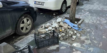 Küçükçekmece’de binanın dış yüzeyinden düşen parçalar güvenlik kamerasında