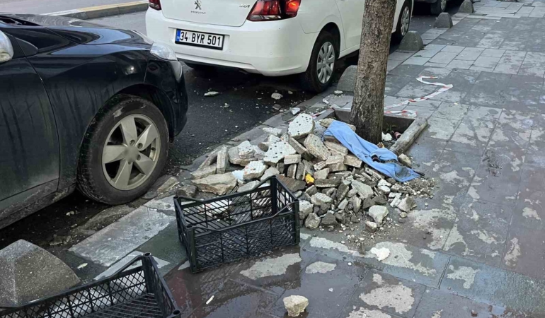 Küçükçekmece’de binanın dış yüzeyinden düşen parçalar güvenlik kamerasında