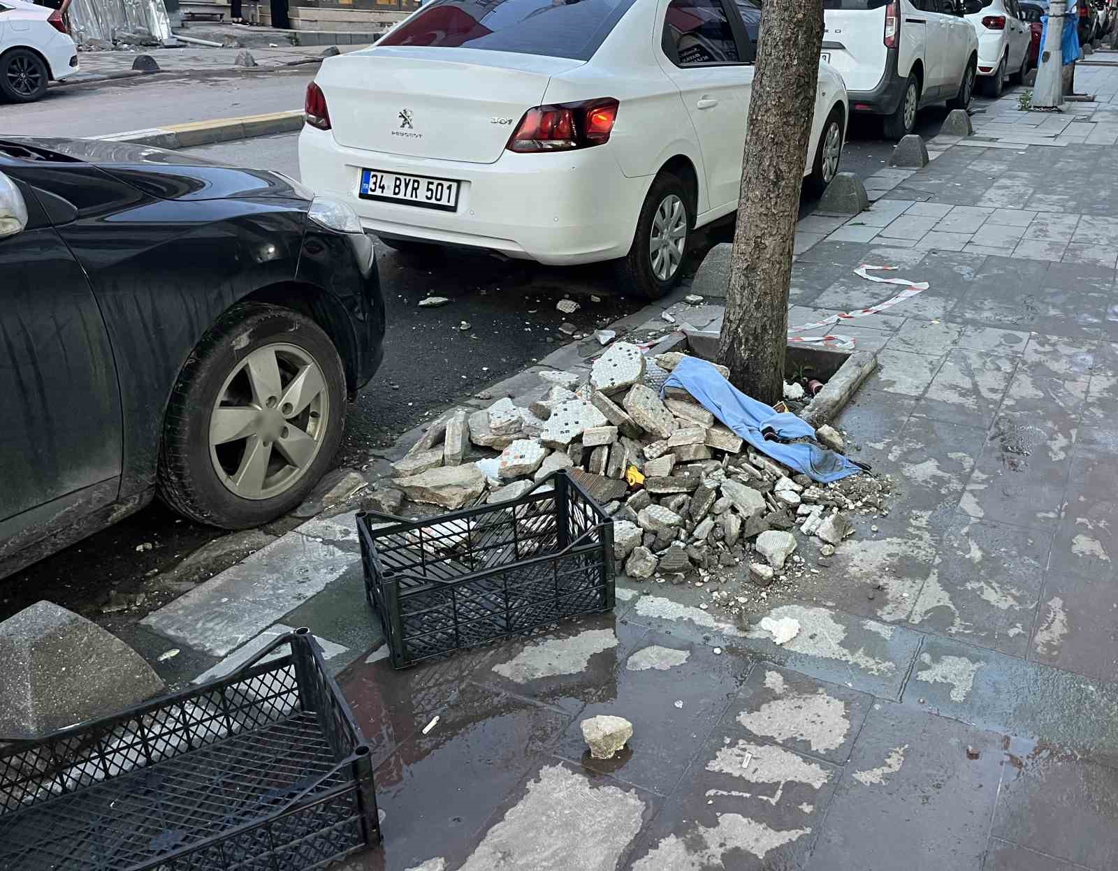 Küçükçekmece’de binanın dış yüzeyinden düşen parçalar güvenlik kamerasında
