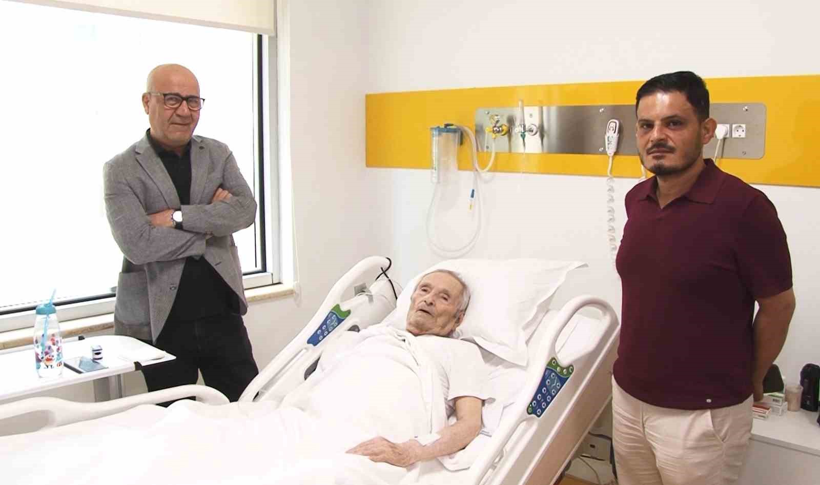 18 yıldır nakil kalbiyle yaşıyor: Üç bypasslı hastaya riskli pil operasyonu