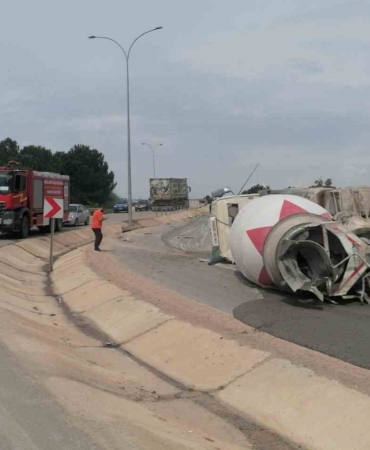 Devrilen beton mikserinin sürücüsü yaralandı