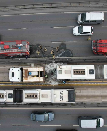 Avcılar’da metrobüste yangın: Dumanlar yükseldi, yolcular tahliye edildi