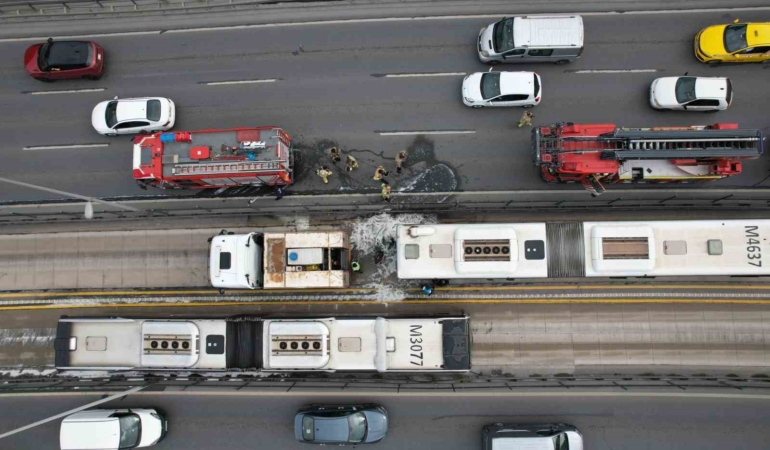 Avcılar’da metrobüste yangın: Dumanlar yükseldi, yolcular tahliye edildi
