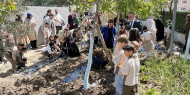 İlkokul öğrencileri, çilek fidelerini toprakla buluşturdu