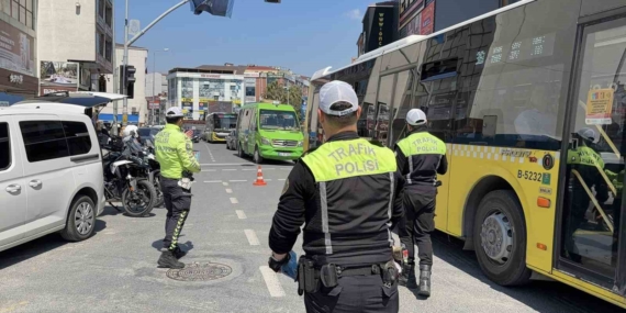 Arnavutköy’de Trafik Haftası’nda anlamlı uygulama: Ceza değil bilinçlendirme yapıldı