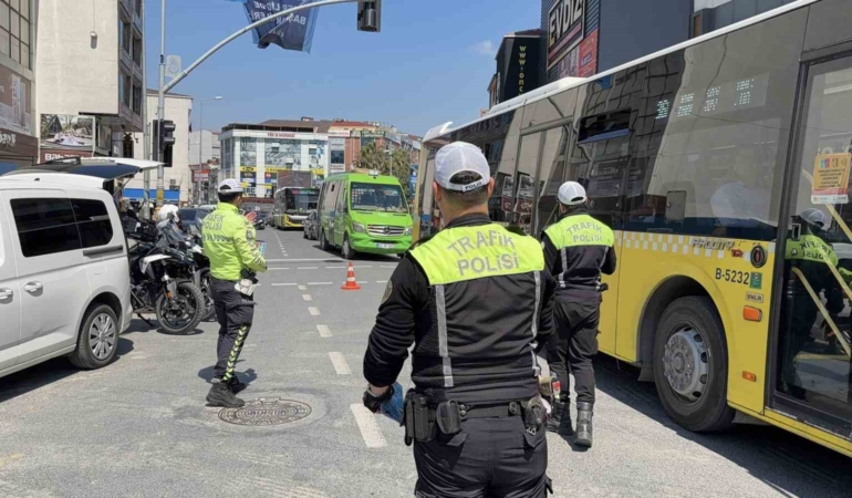 Arnavutköy’de Trafik Haftası’nda anlamlı uygulama: Ceza değil bilinçlendirme yapıldı