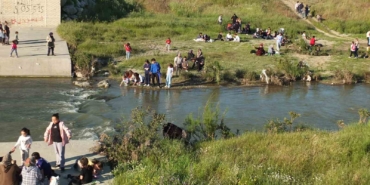 Balıkesir’de vatandaşlar Hıdırellez’i dilek tutarak ve dereye taş atarak coşkuyla kutladı