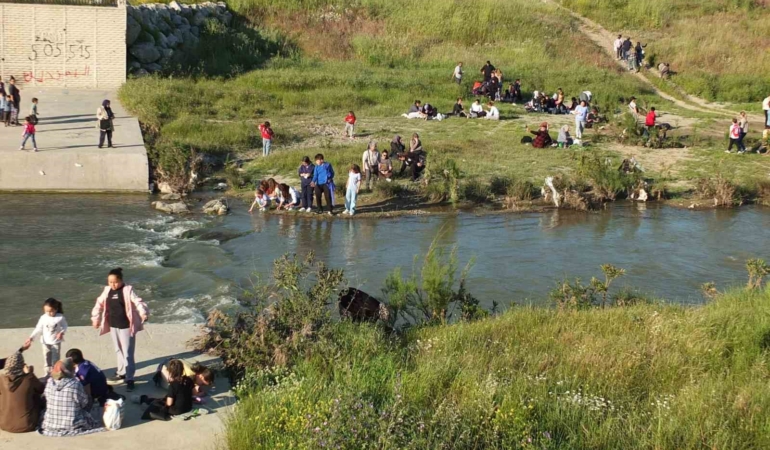 Balıkesir’de vatandaşlar Hıdırellez’i dilek tutarak ve dereye taş atarak coşkuyla kutladı