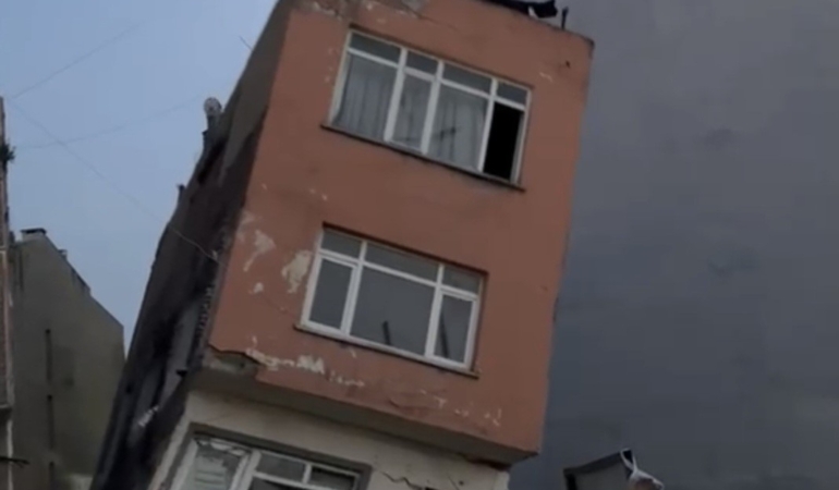 Erdek’te inşaat kazısı sırasında temeli zarar gören 2 katlı bina yıkıldı
