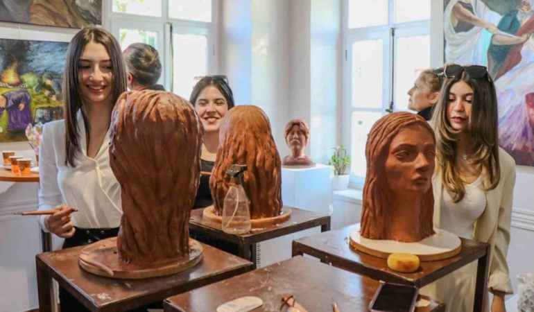 Lise öğrencilerinden yıl sonu sanat sergisi