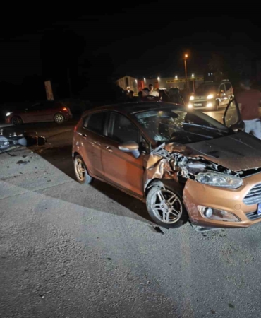 Otomobil ile çarpışan motosiklet sürücüsü ağır yaralandı... Kaza anı kamerada