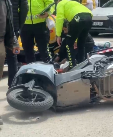 Bursa’da otomobilin çarptığı motosikletli kurye yaralandı