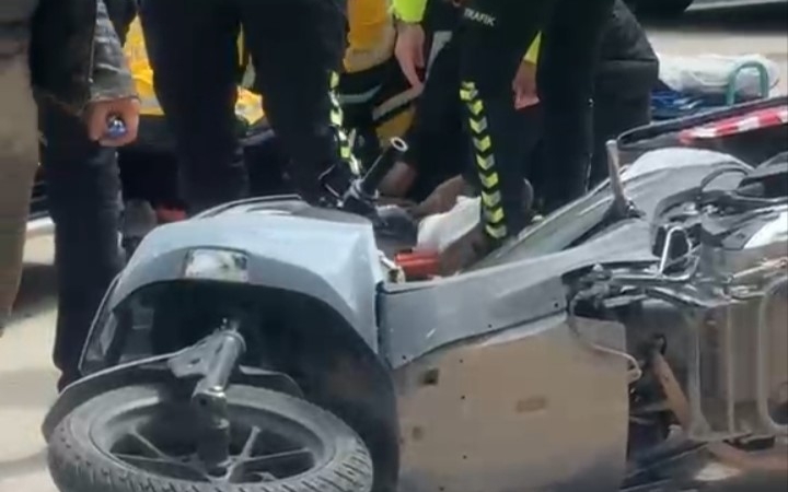 Bursa’da otomobilin çarptığı motosikletli kurye yaralandı