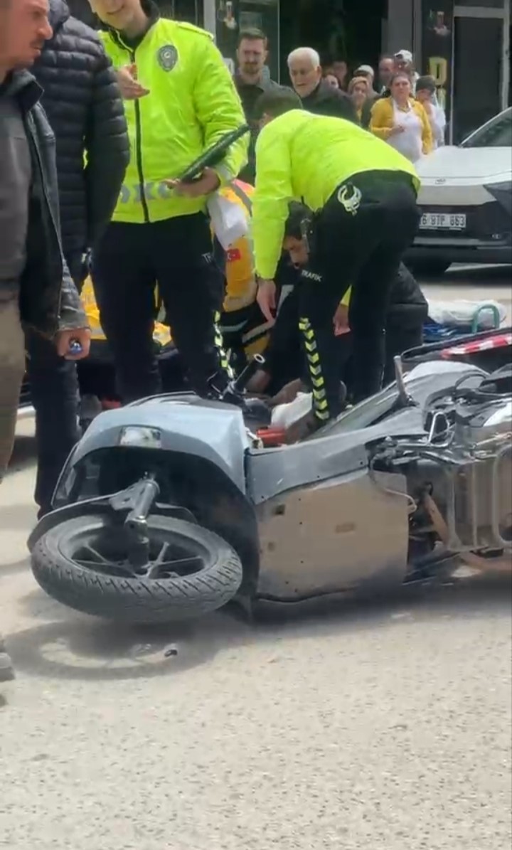 Bursa’da otomobilin çarptığı motosikletli kurye yaralandı